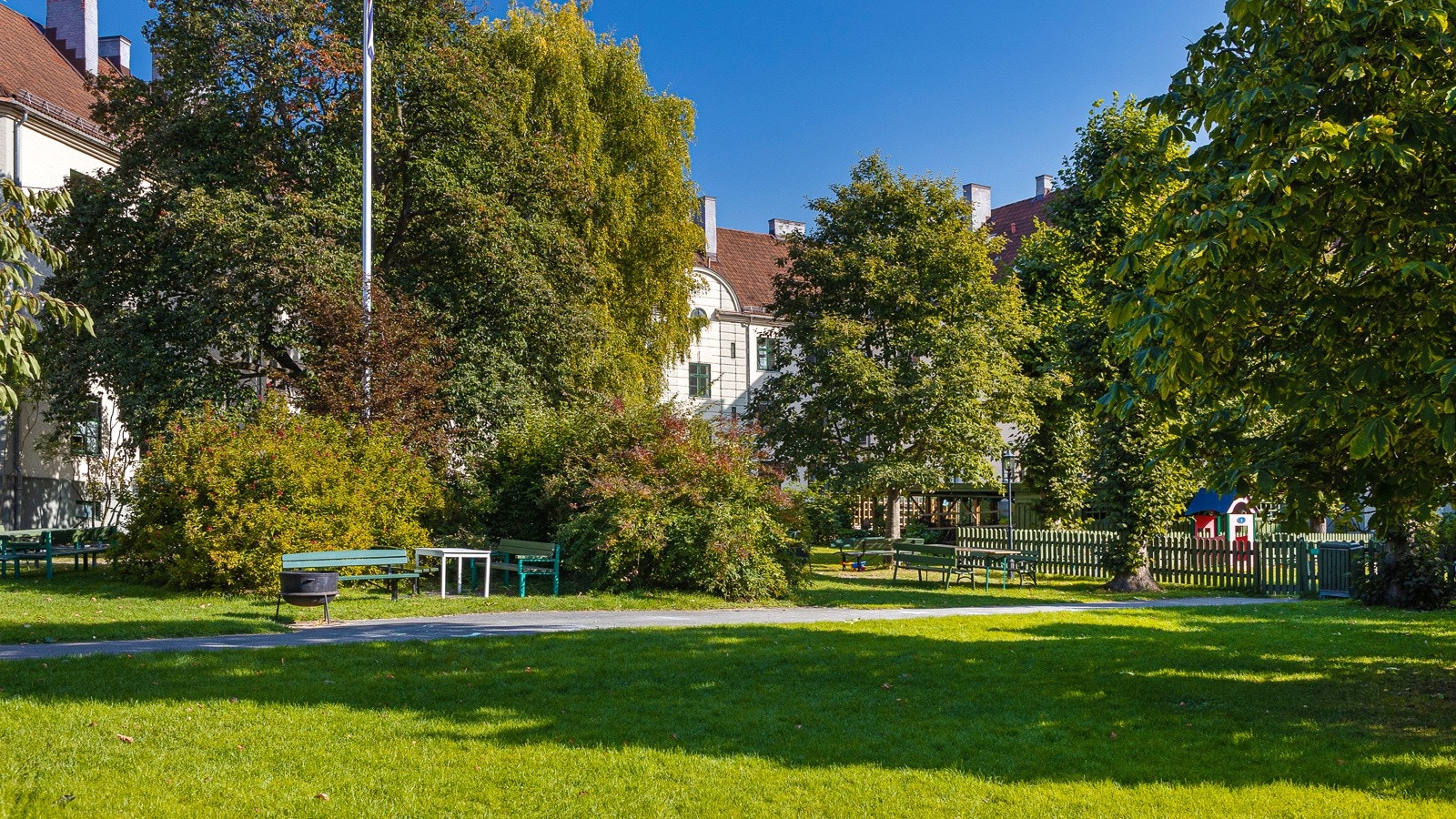 De parkmessige fellesarealene er omkranset av bygningene. Galleribilde