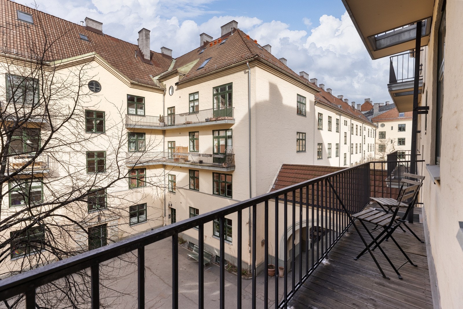 Det er en brannbalkong utenfor soverommene. Galleribilde