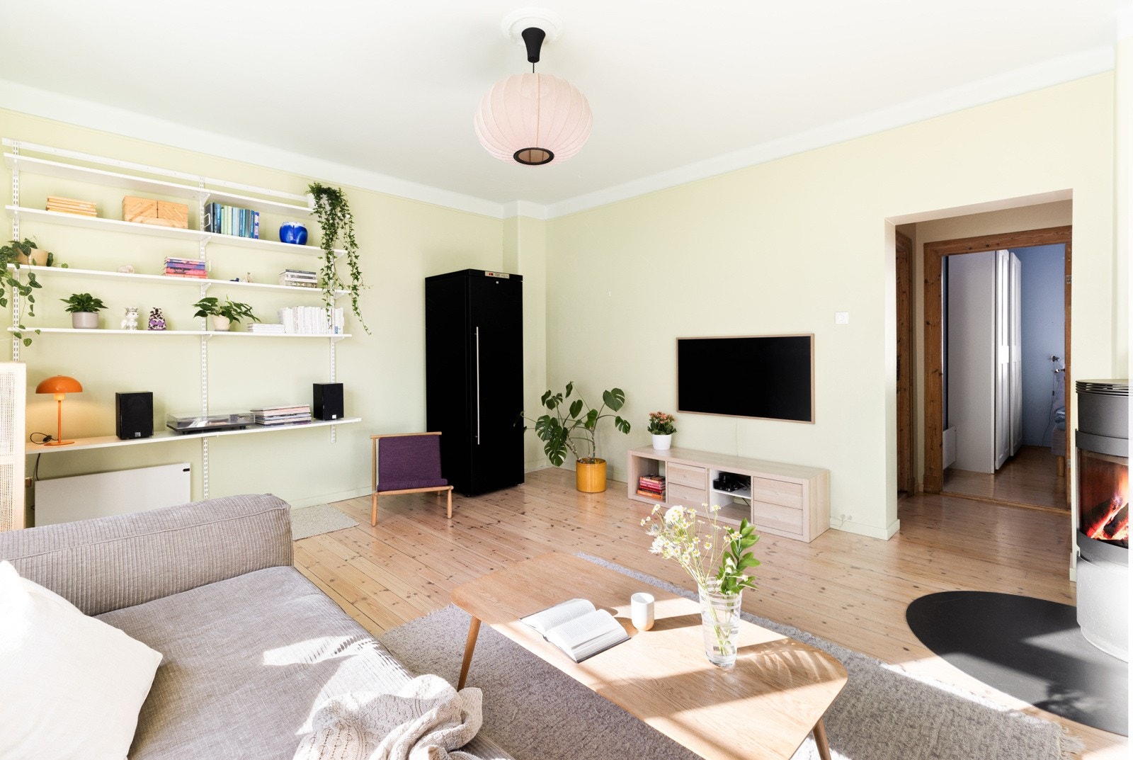 Stuen har god plass til en romslig sittegruppe. Galleribilde