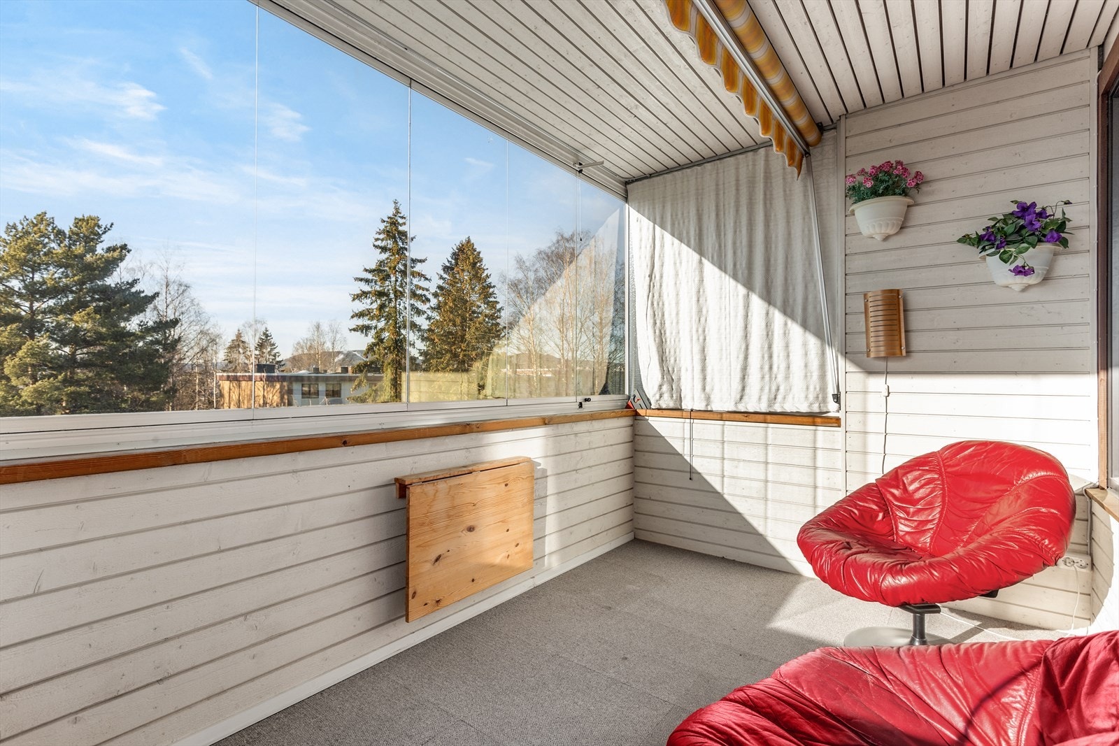 Innglasset balkong på ca. 9m² med utsikt og gode solforhold. Her er det furugulv, markise og strømuttak. Galleribilde