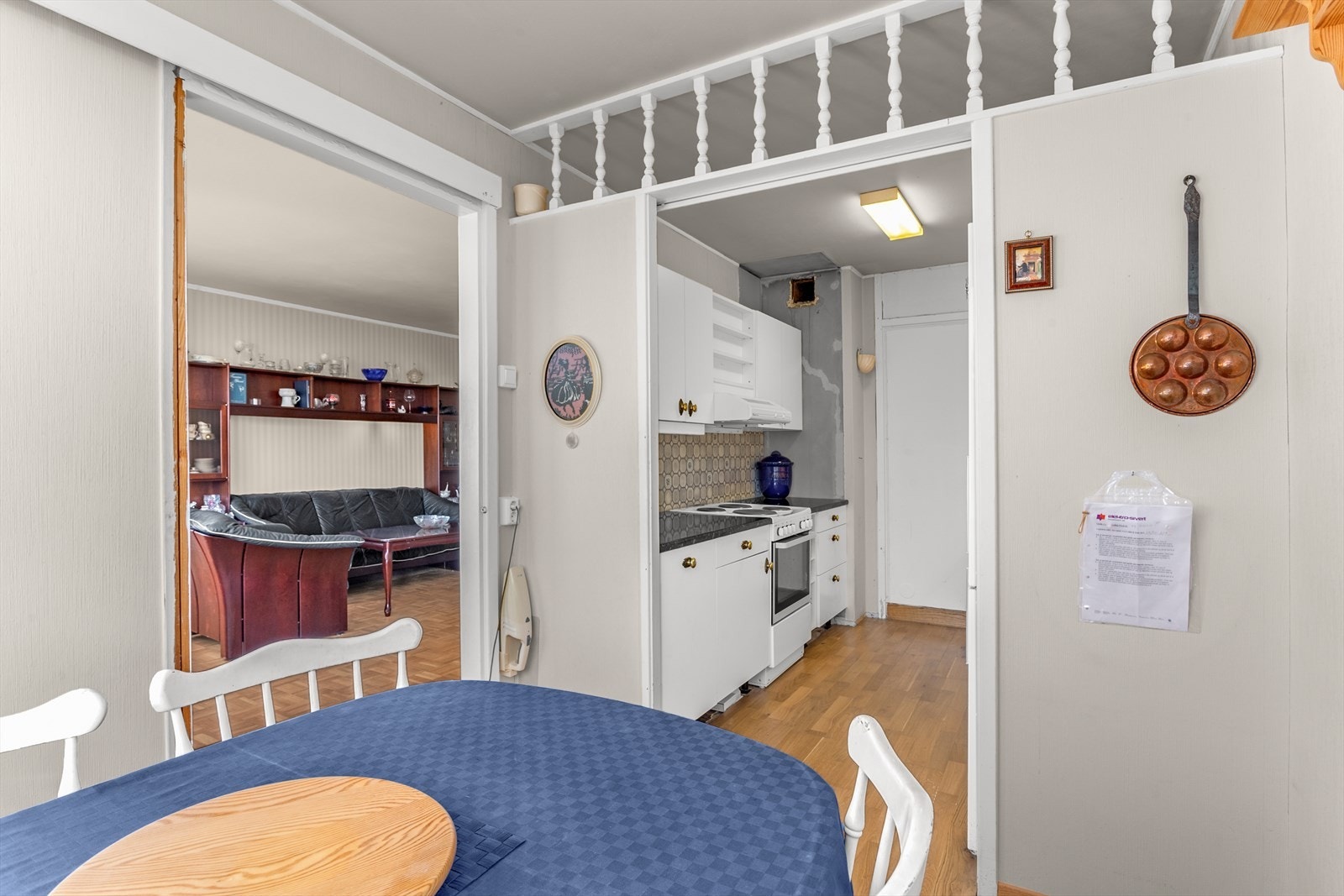Spiseplass på kjøkken. Galleribilde