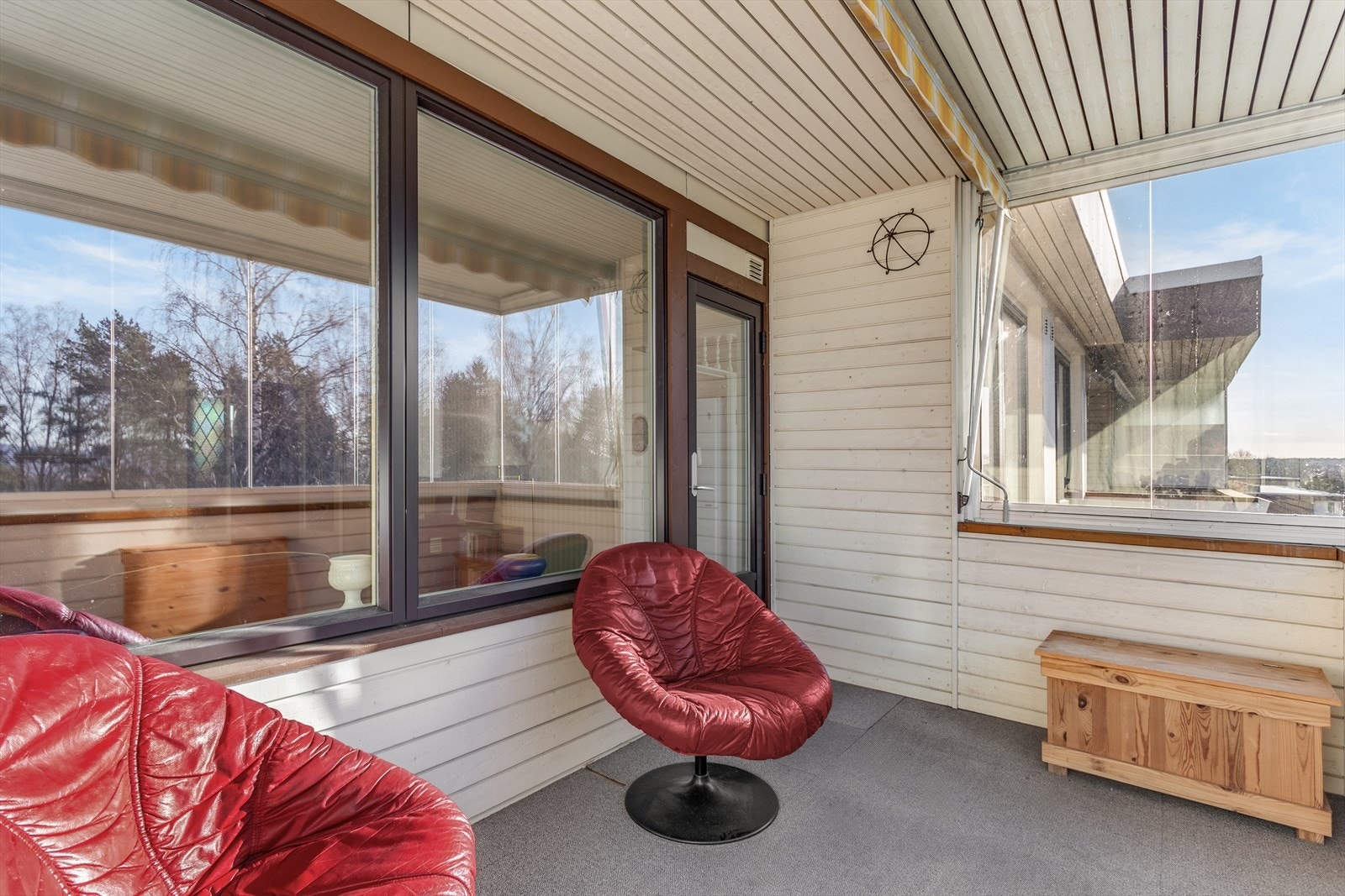 Innglasset balkong på ca. 9m² med utsikt og gode solforhold. Her er det furugulv, markise og strømuttak. Galleribilde