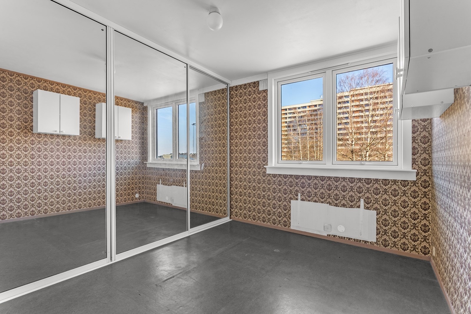 Soverom 1 med speil skyvedørsgarderobe. Galleribilde