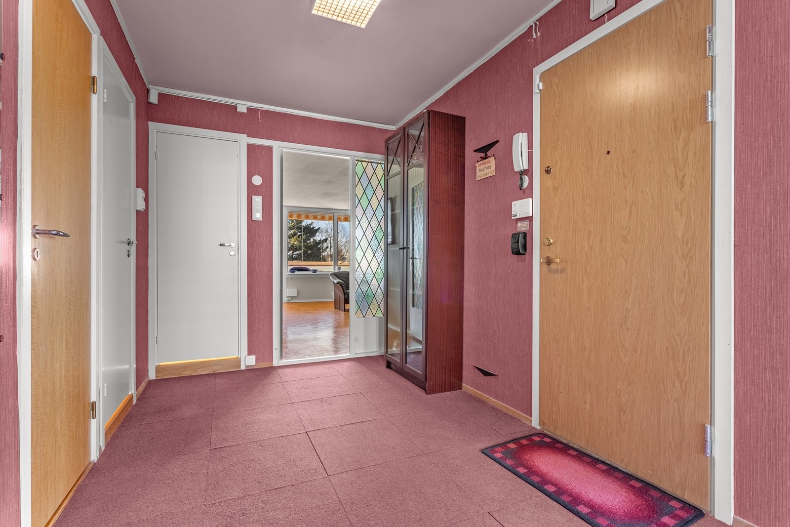 Romslig entré med adkomst til en innvendig bod på 3m² Galleribilde