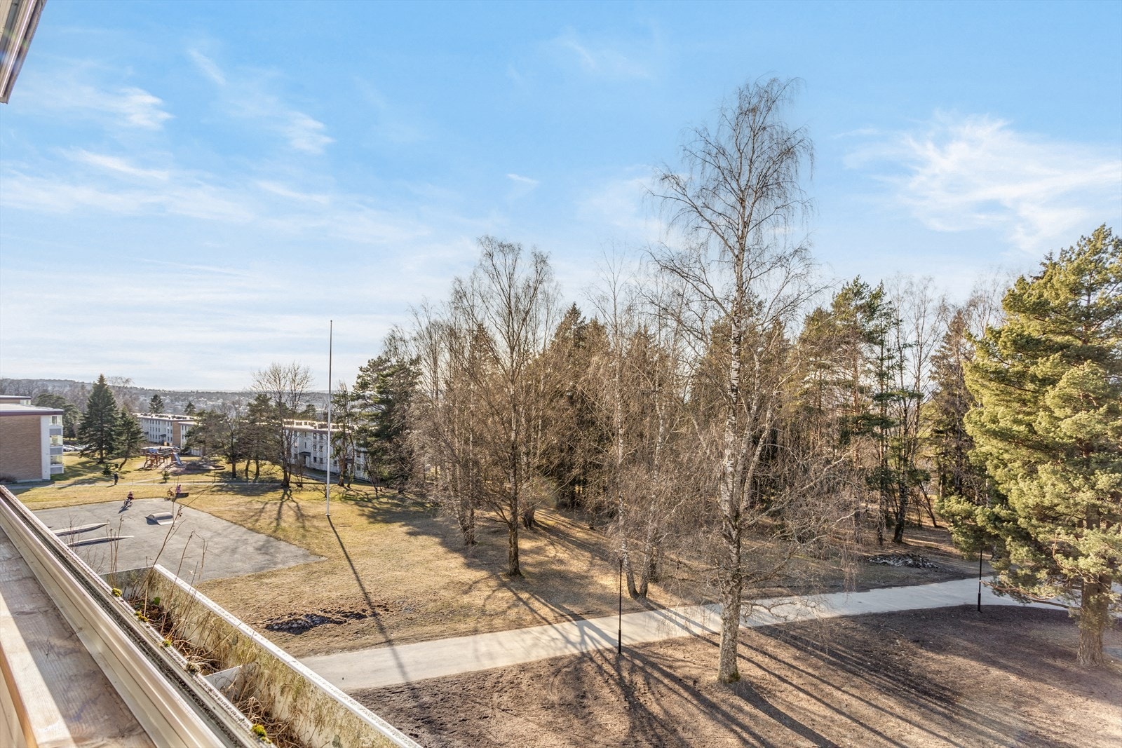 Innglasset balkong på ca. 9m² med utsikt og gode solforhold. Her er det furugulv, markise og strømuttak. Galleribilde