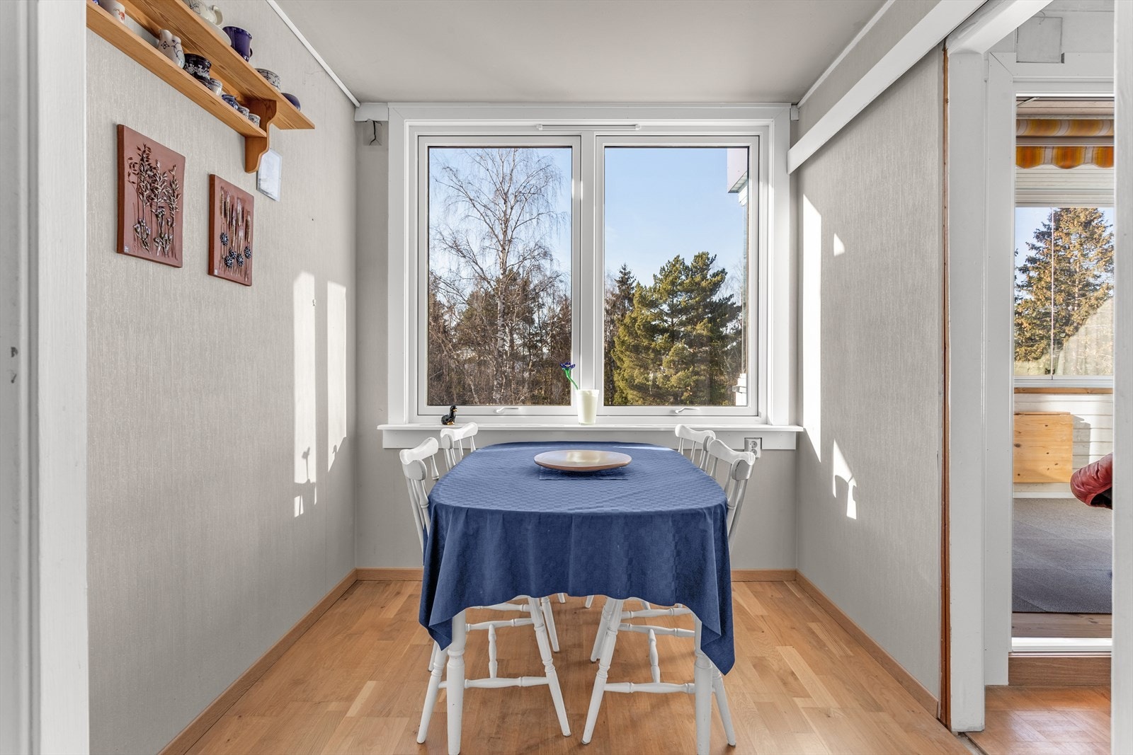 Spiseplass på kjøkken. Galleribilde