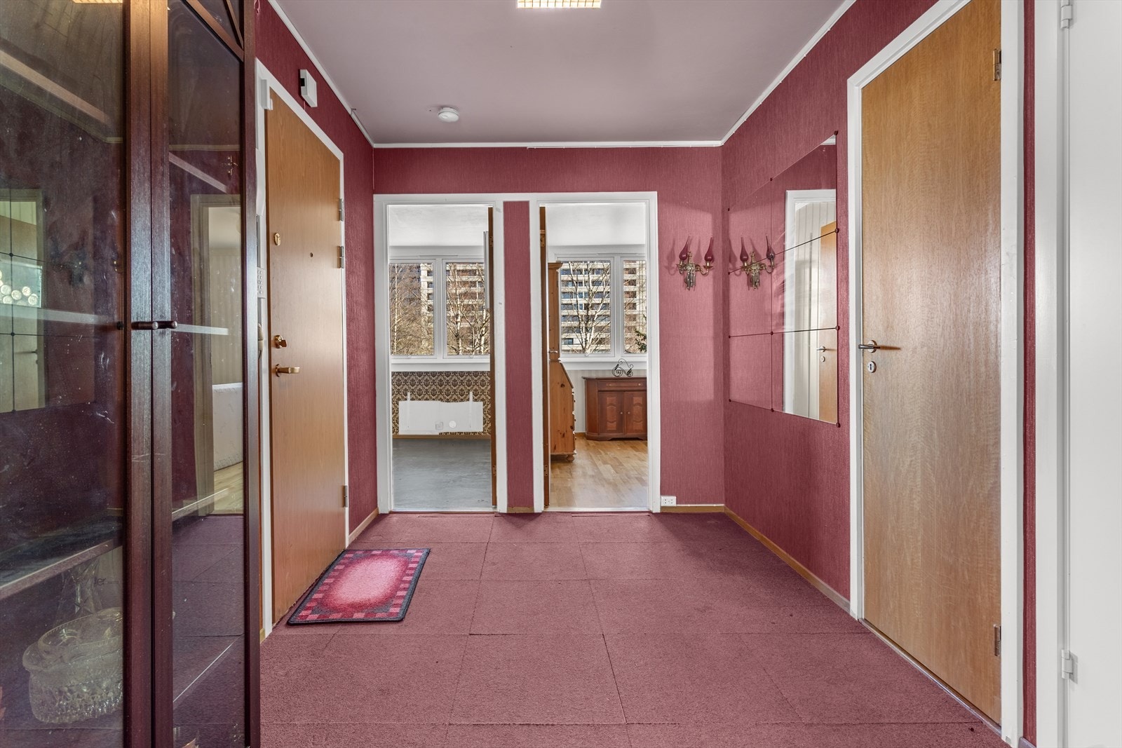 Romslig entré med adkomst til en innvendig bod på 3m². Galleribilde