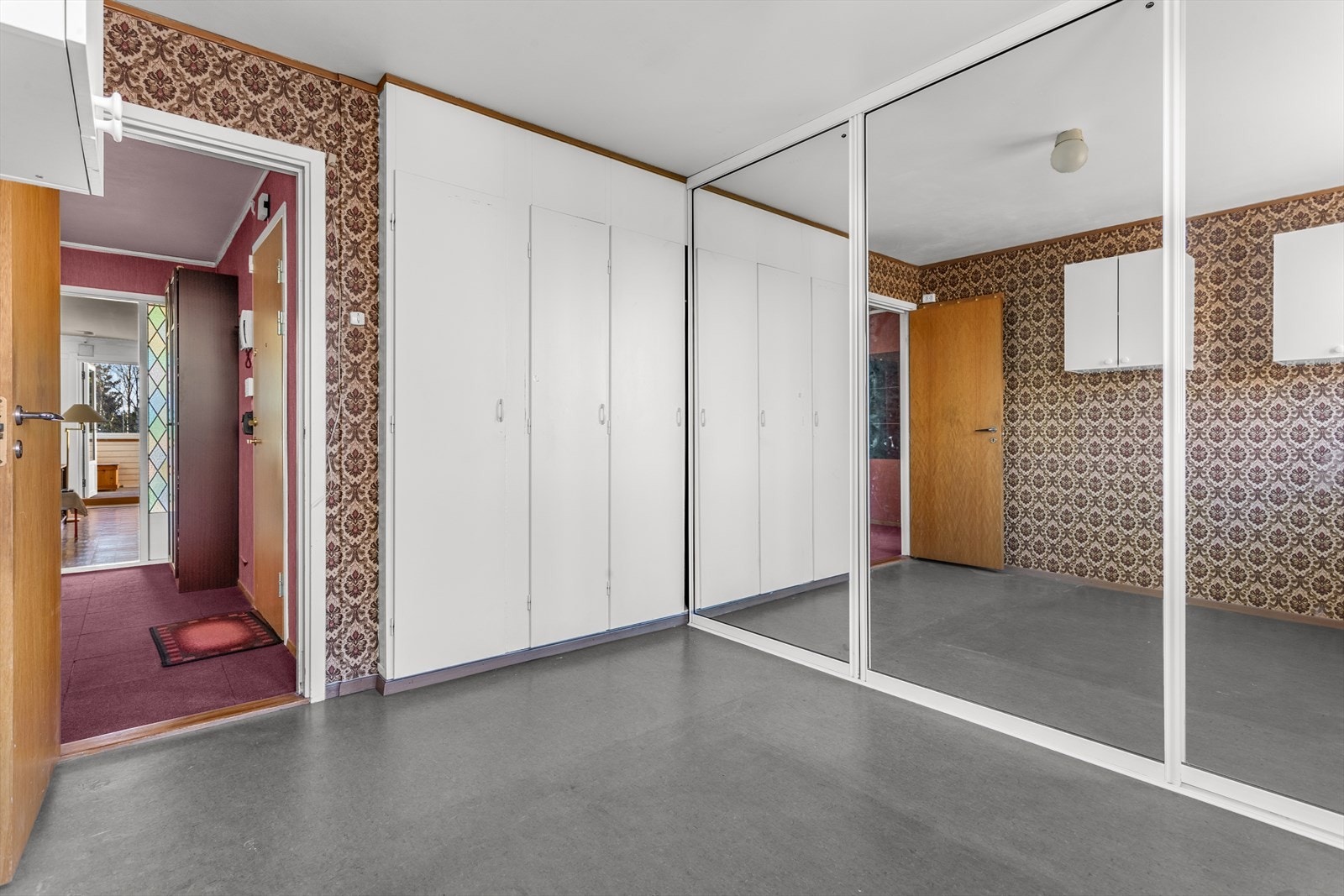 Soverom 1 med speil skyvedørsgarderobe og plassbygget skap. Galleribilde