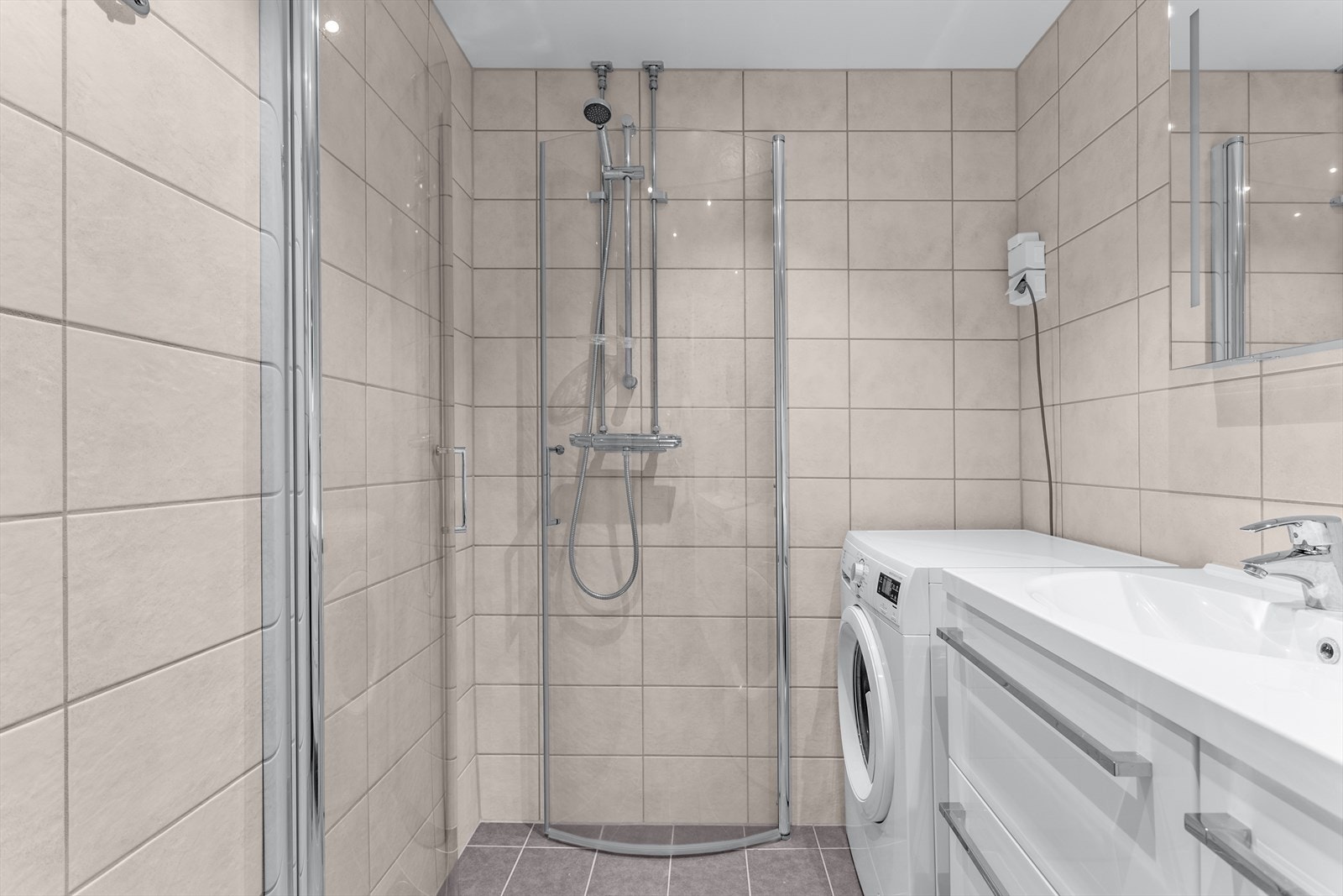 Flott flislagt bad med varmekabler og opplegg for vaskemaskin. Bad og wc er rehabilitert i regi av borettslaget i 2019 med nye overflater, membranløsninger, sluk, røropplegg, varmekabler og sanitærutstyr. Galleribilde
