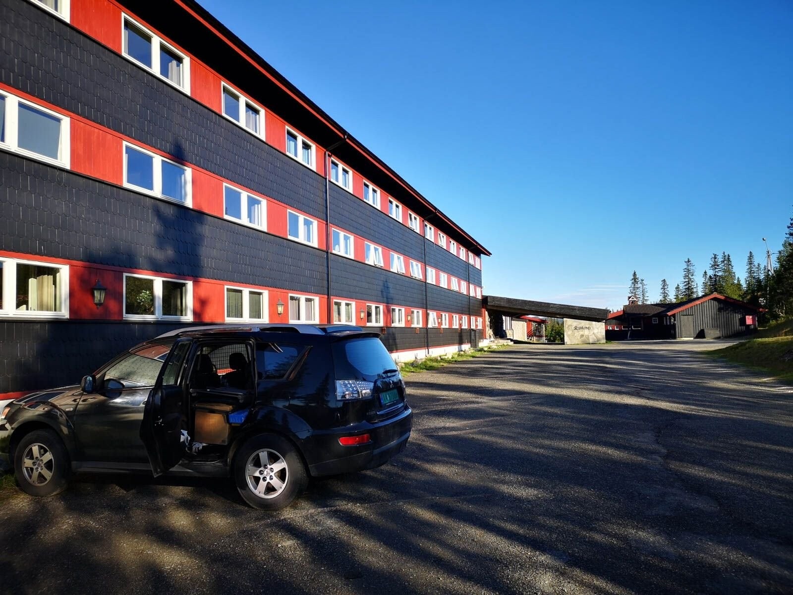God og stor parkeringsplass. Også elbillading tilgjengelig på app via hotellet. Vi har egen inngang fra siden av bygger - og kan kjøre bilen helt inntil trappa for å lesse av Galleribilde