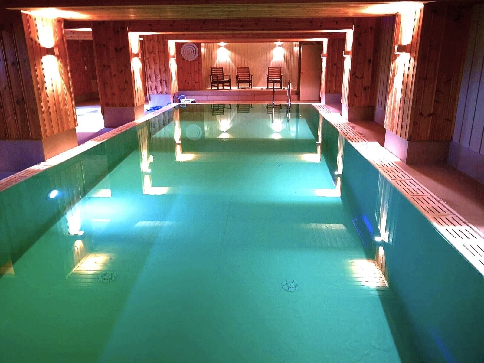 Bade i bassenget, mer info om dette finner du på hotellets hjemmesider. Sameiet har egne avtaler Galleribilde