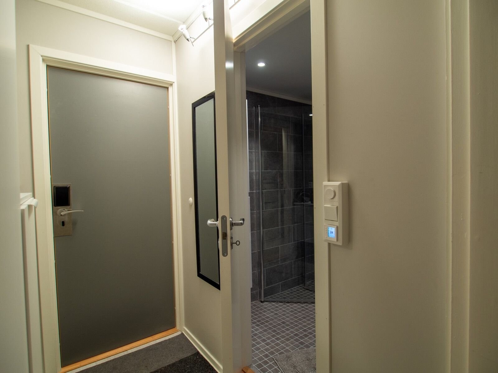 Dør inn til badet i entreområdet. Galleribilde