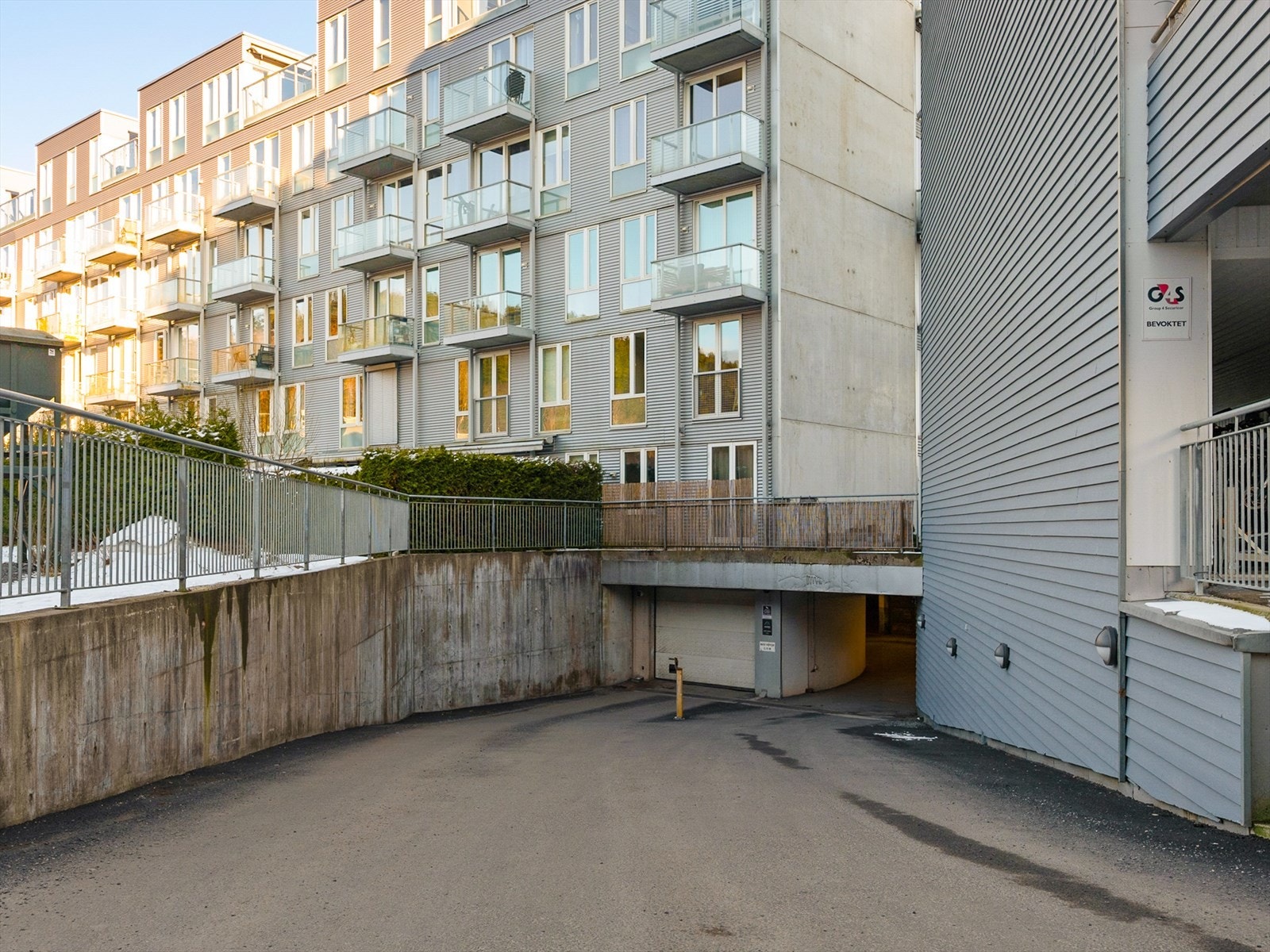 Inngangen til garasjeanlegget. Galleribilde