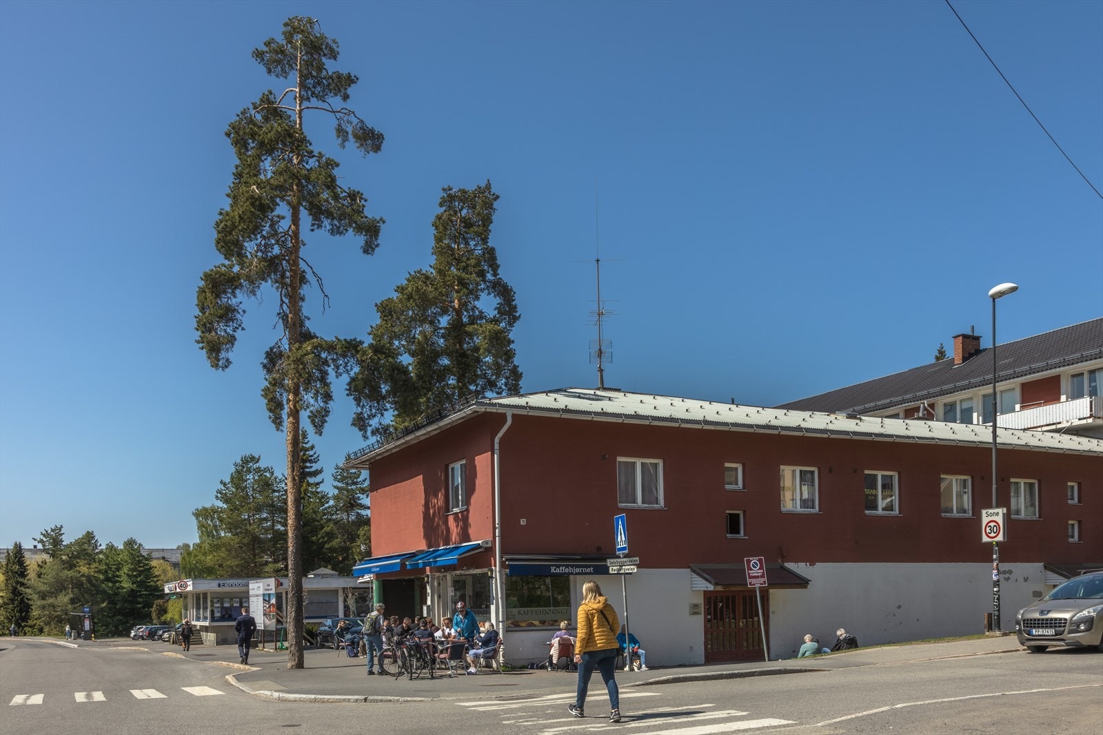 Tonsenhagen her har du kaffe og matbutikk. Galleribilde