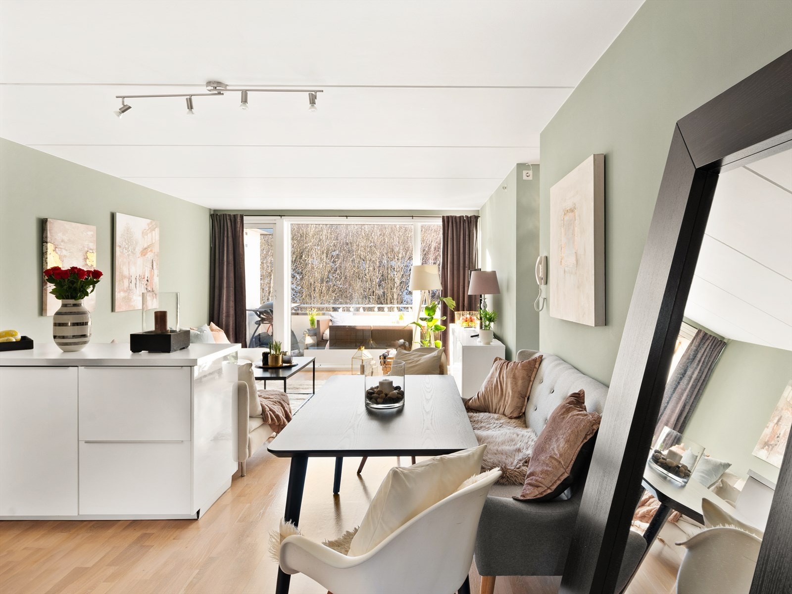 Store vindusflater som gir rikelig med lysinnslipp. Galleribilde