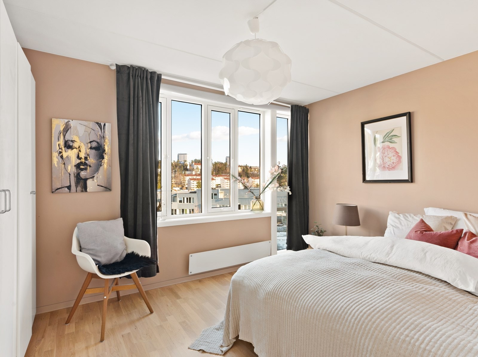Romslig hovedsoverom med god plass til dobbeltseng, kommode, nattbord, etc.. Galleribilde