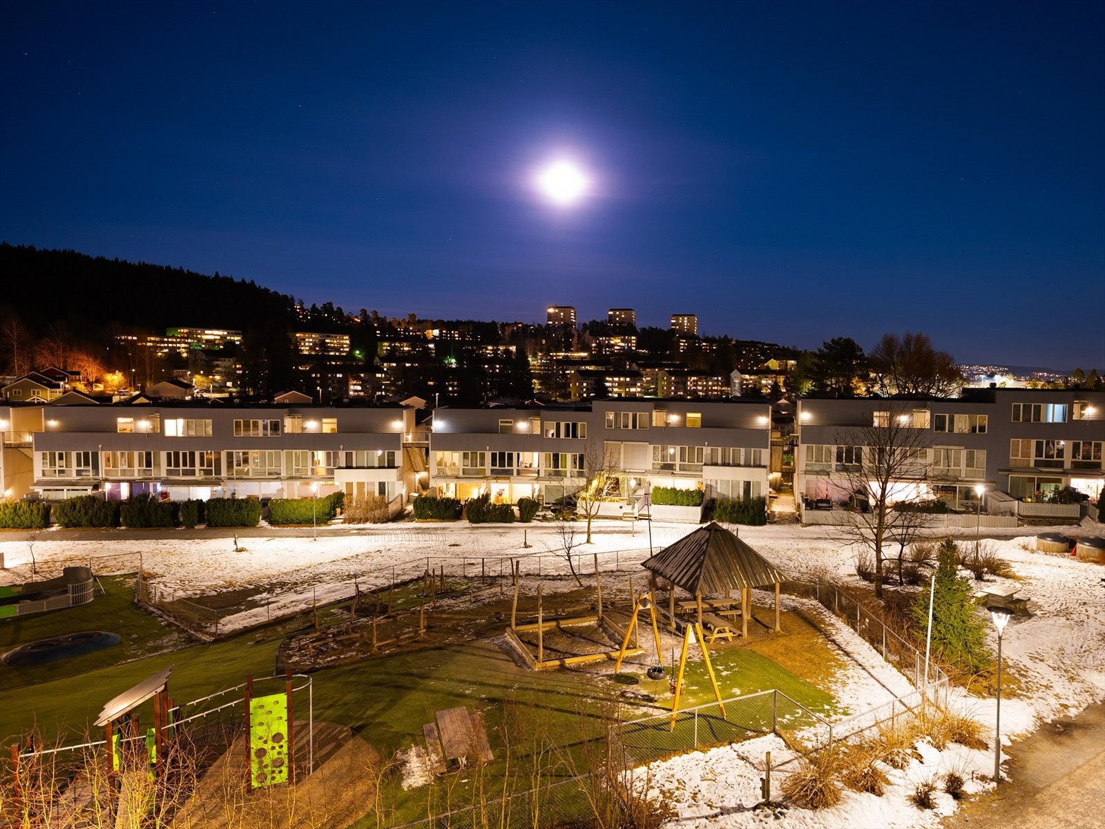 Utsikt fra soverommet på kveldstid. Galleribilde