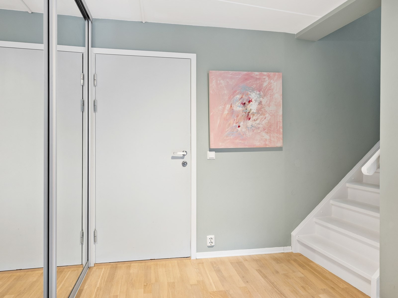 Velkommen inn! Romslig entré med god plass til klær, sko og diverse. Galleribilde
