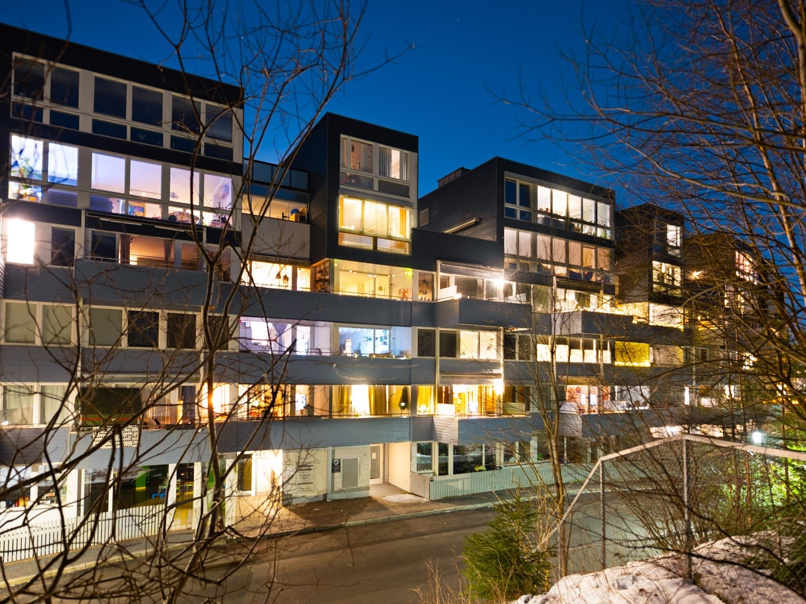 Fasade balkongsiden på kveldstid. Galleribilde