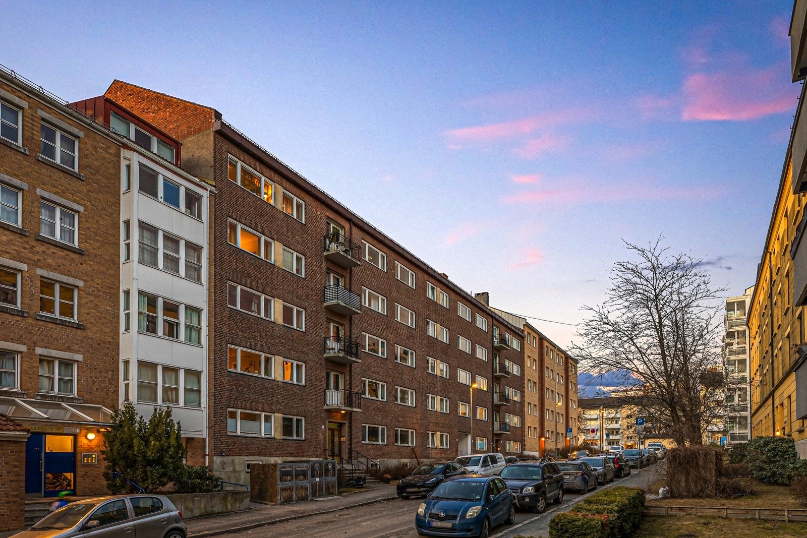 Kveldsbilde av fasade mot Frederik Glads gate. Her er det lite trafikk både på dag- og kveldstid! Galleribilde