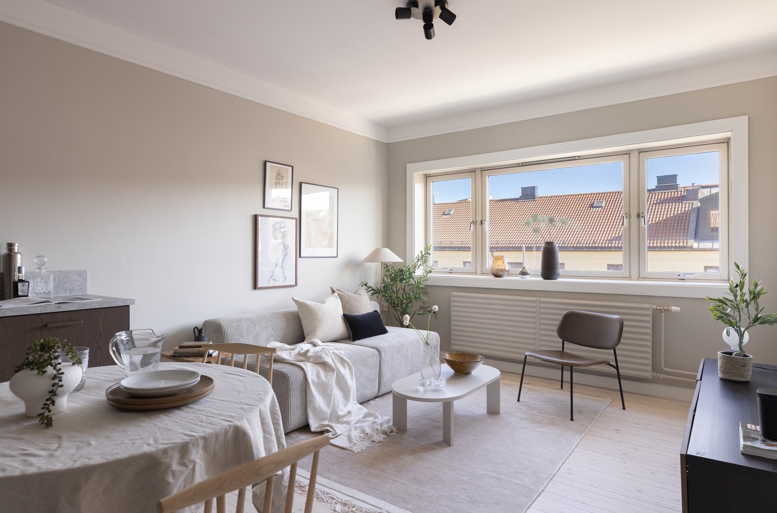 Rommet preges av et lekkert, nyslipt originalt tregulv som er hvitpigmentert og står i herlig harmoni til de myke, beige veggflatene. Galleribilde