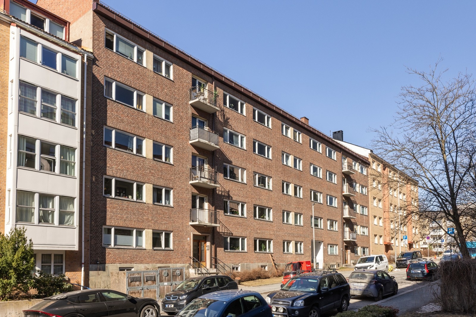 Fasade fra Frederik Glads gate. Sameiet ligger sentralt, men samtidig tilbaketrukket til. På den ene siden vender boligblokken ut mot lite trafikkert sidegate, mens den andre siden vender ut mot skjermet bakhage. Galleribilde