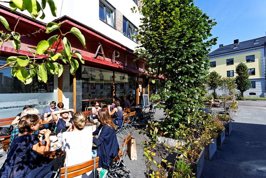 Rett utenfor døren finner du Åpent bakeri med deilig bakeverk og kanskje byens beste pizza på ettermiddag og kveldstid. Galleribilde