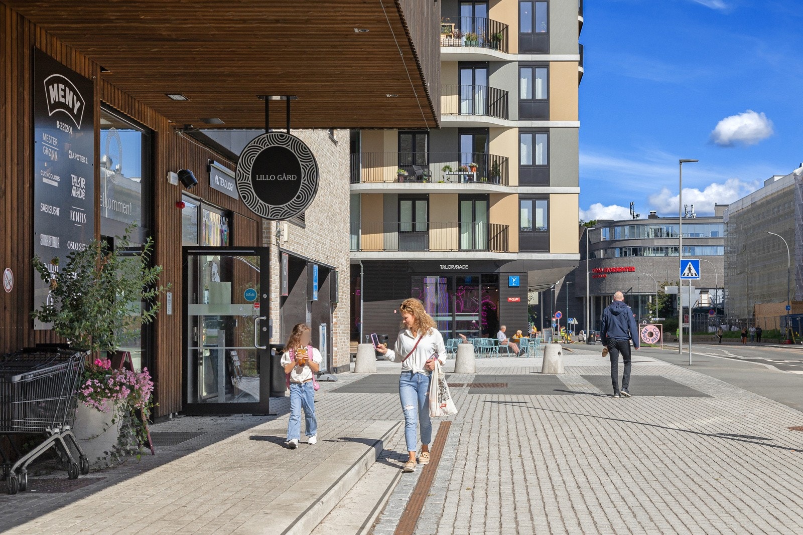 Lillo Gård senter med Meny, Tailor Made restauranten Kompis, Vinmonopol, Mester Grønn, apotek og danner et hyggelig nærsenter for området. Galleribilde