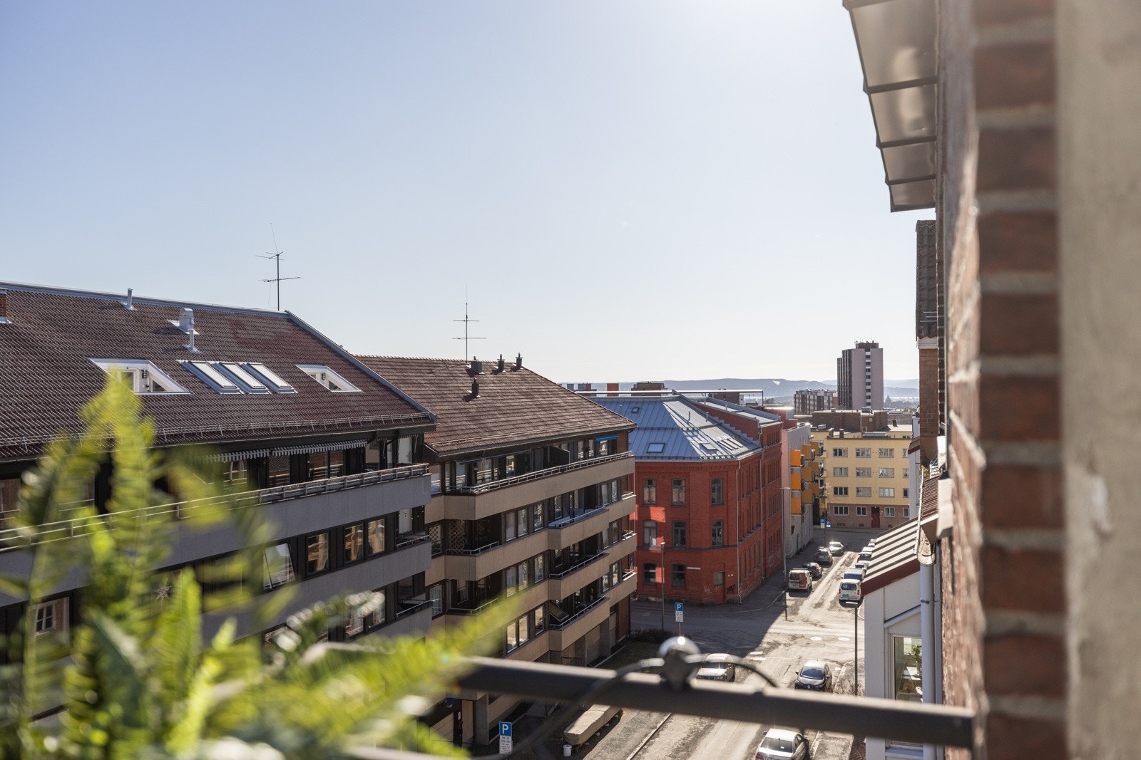 Fra balkongen har man luftig utsikt mot nord, øst og syd! Galleribilde