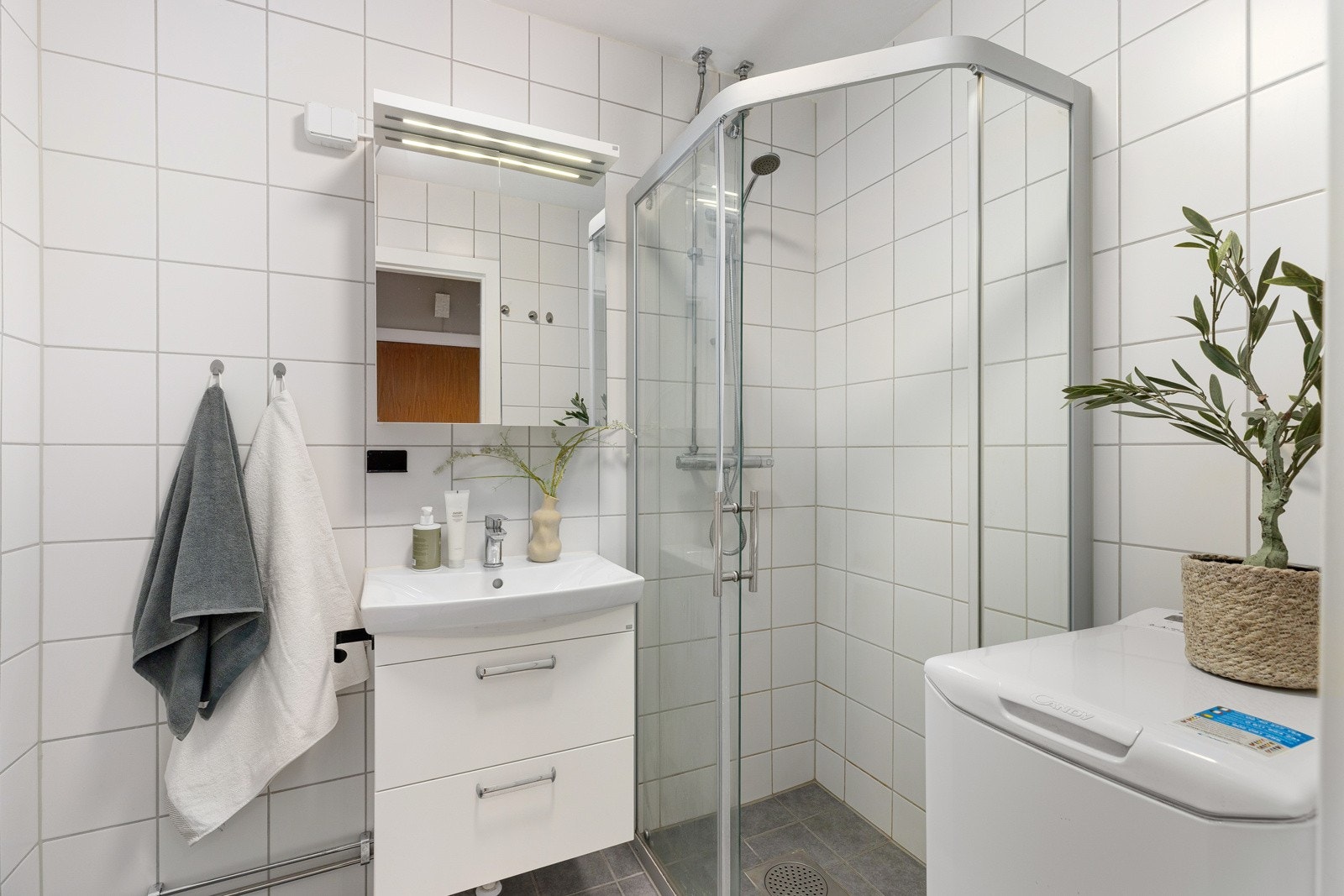 Innbydende flislagt baderom i et tidløst design som ble pusset opp i regi av sameiet i 2015. Galleribilde