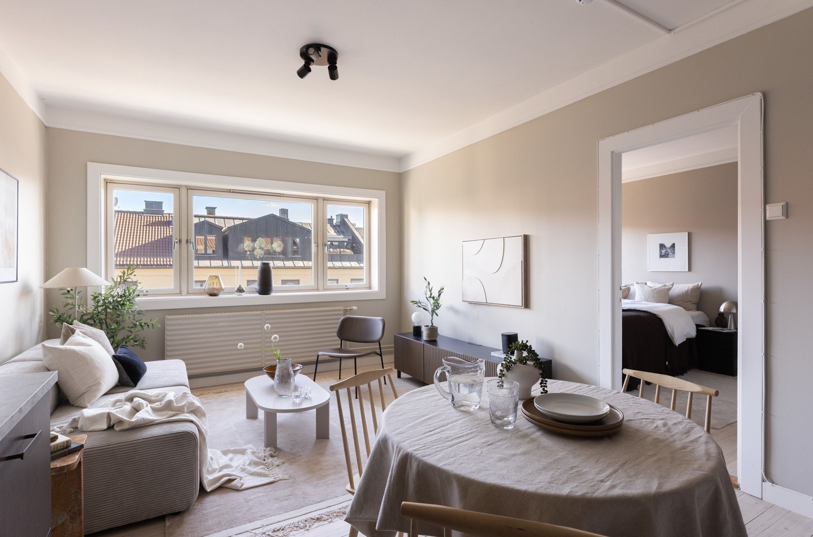 Lys og luftig stue med stor vindusflater som gir rikelig med naturlig lys fra toppetasjen! Galleribilde
