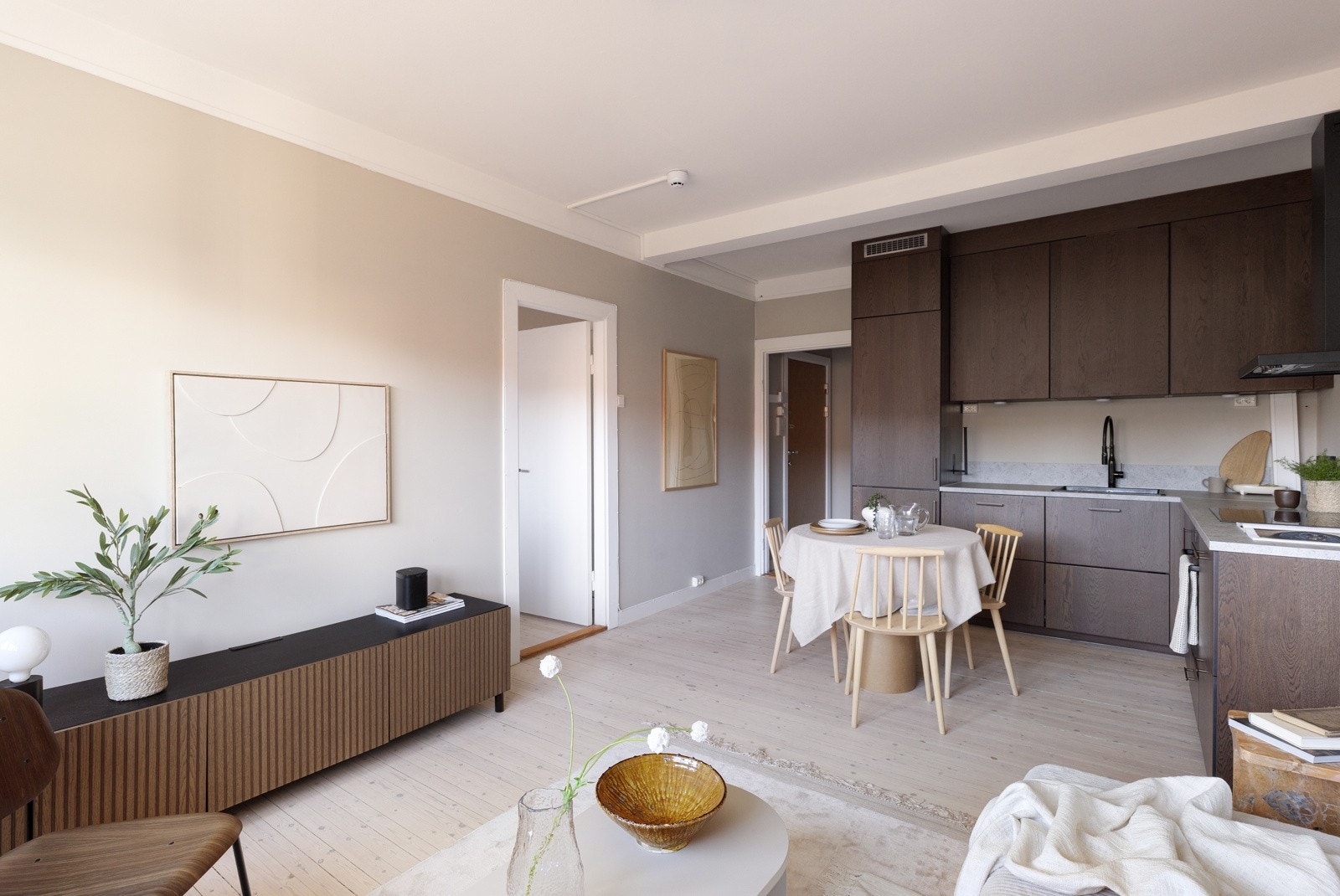 Leiligheten har en åpen stue- og kjøkkenløsning med en stilren kjøkkeninnredning fra IKEA montert i 2024. Galleribilde