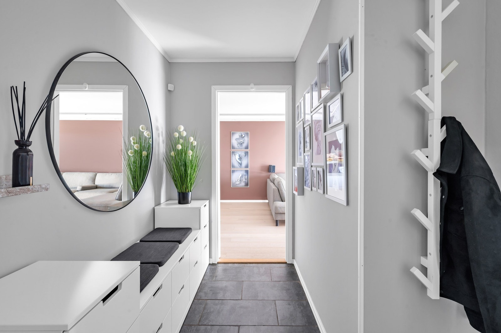 Her er det god plass til å henge fra seg yttertøyet og sette fra seg sko. Galleribilde