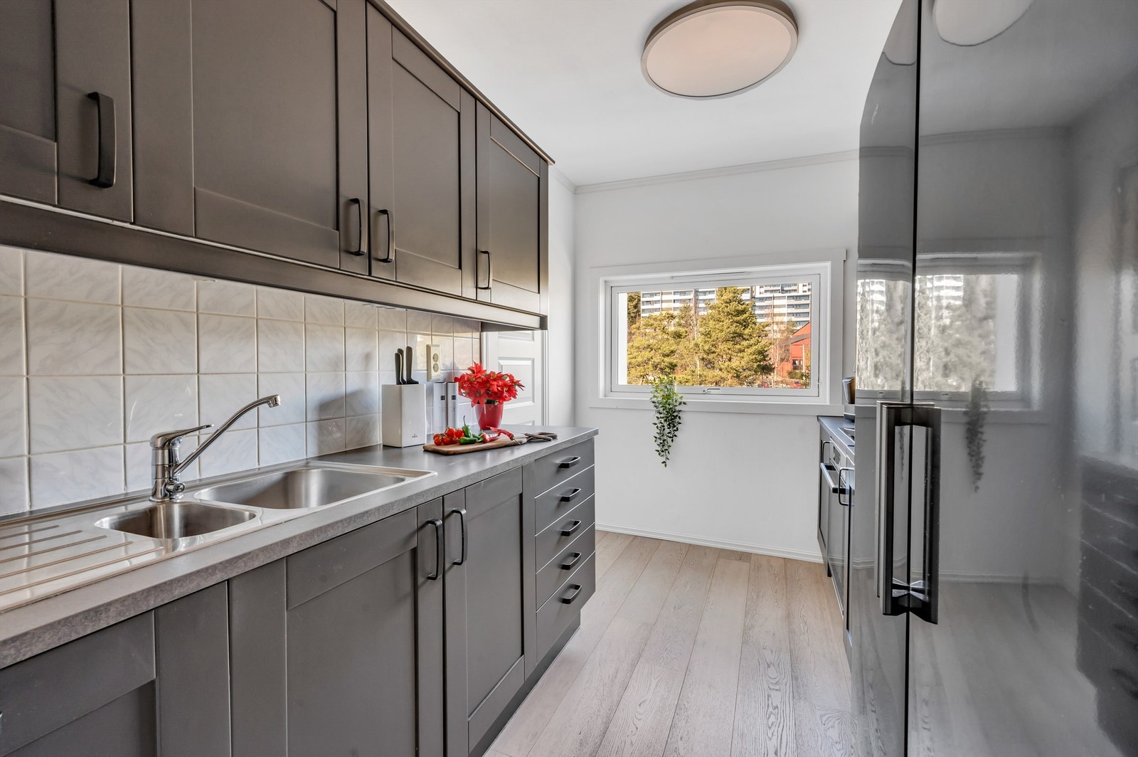 For mange er kjøkkenet det viktigste rommet i boligen. Leilighetens kjøkken er holdt i en praktisk separat løsning, noe som gir deg en fin sone for matlagingen. Galleribilde