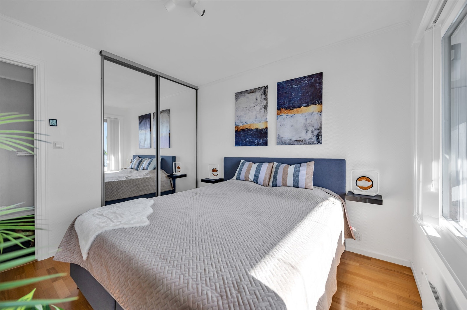 Det er også rikelig med oppbevaringsplass i en romslig skyvedørsgarderobe. Galleribilde