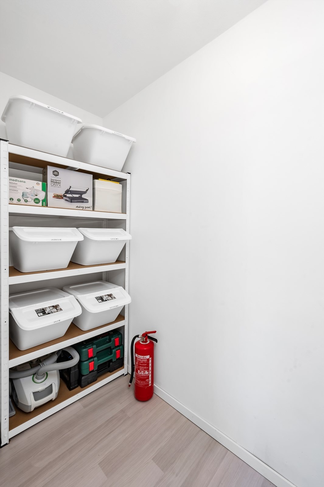 Boligen har også en praktisk innvendig bod med gode oppbevaringsmuligheter. Galleribilde