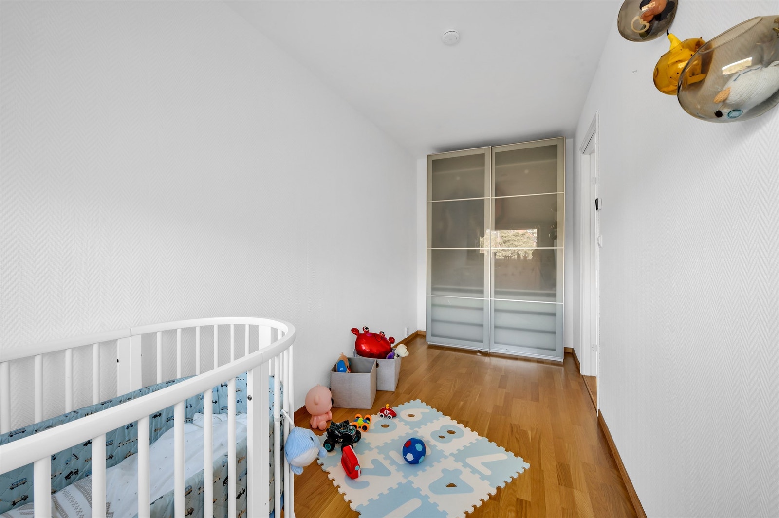 Her er det god plass til seng, pult eller annet ønskelig møblement. Galleribilde