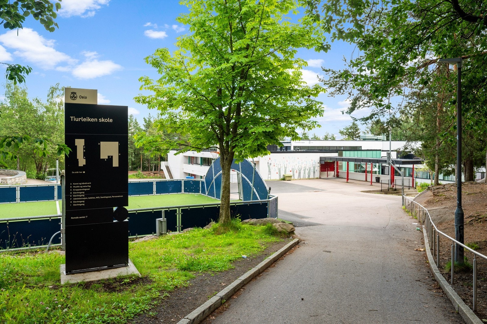 Fra eiendommen er det gangavstand til Svarttjern og Tiurleiken barneskole, og for elever i ungdomstrinnene er det kort vei til Bjøråsen ungdomsskole. Det finnes flere videregående skoler i nærliggende områder, samt et godt utvalg av barnehager. Galleribilde