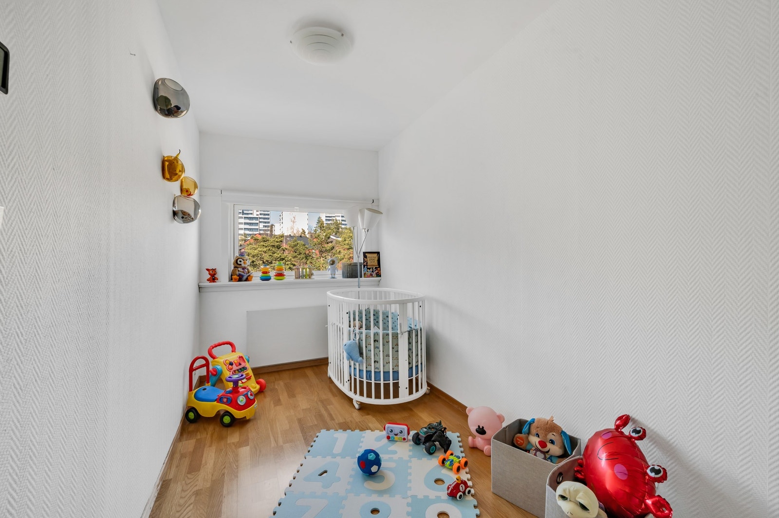 Leilighetens andre soverom er også romslig og passer ypperlig som barnerom, gjesterom eller kontor. Galleribilde