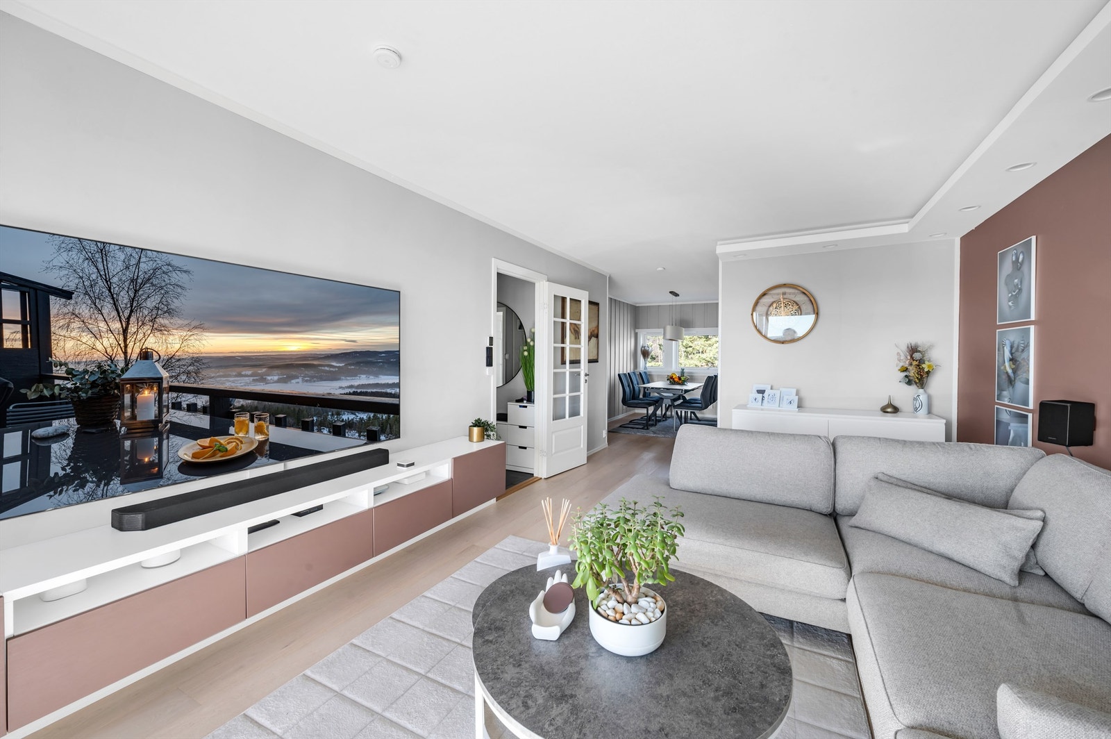 Boligen er holdt i lyse og delikate nyanser, som sammen med store vindusflater og rikelig med lysinnslipp skaper en lys og luftig atmosfære. Galleribilde