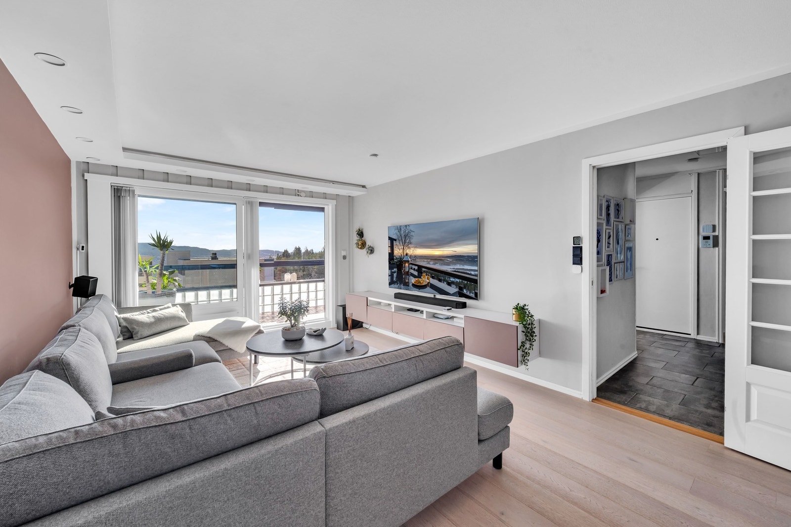 En lys og innbydende 3-roms andelsleilighet beliggende høyt i 6. etg med heisadkomst og en flott balkong med utsikt! Galleribilde