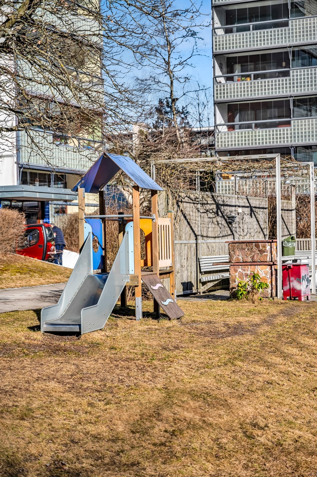 Borettslagets fellesområder er pent opparbeidet med plen, beplantning og lekeplasser for de minste. Galleribilde