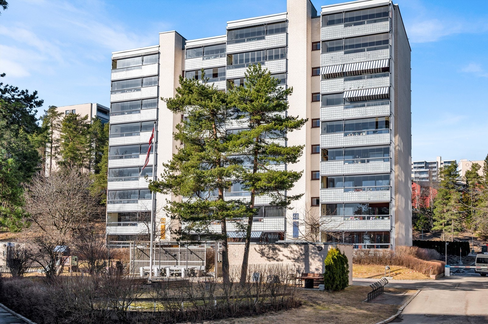 Leiligheten ligger i et etablert og meget barnevennlig boligområde på Romsås i Oslo, omkranset av Lillomarkas flotte natur. Galleribilde