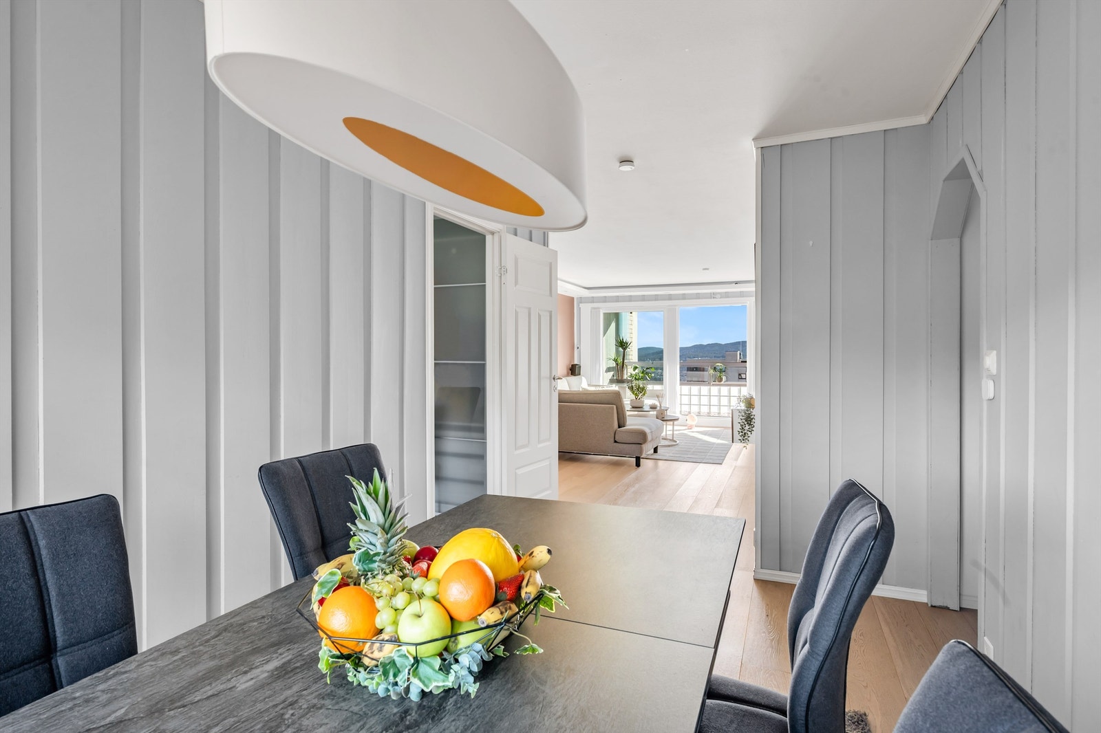 I fin overgang mellom stue og kjøkken er det også en naturlig plass for å innrede med et spisebord med mulighet for å invitere venner og familie på middager. Galleribilde