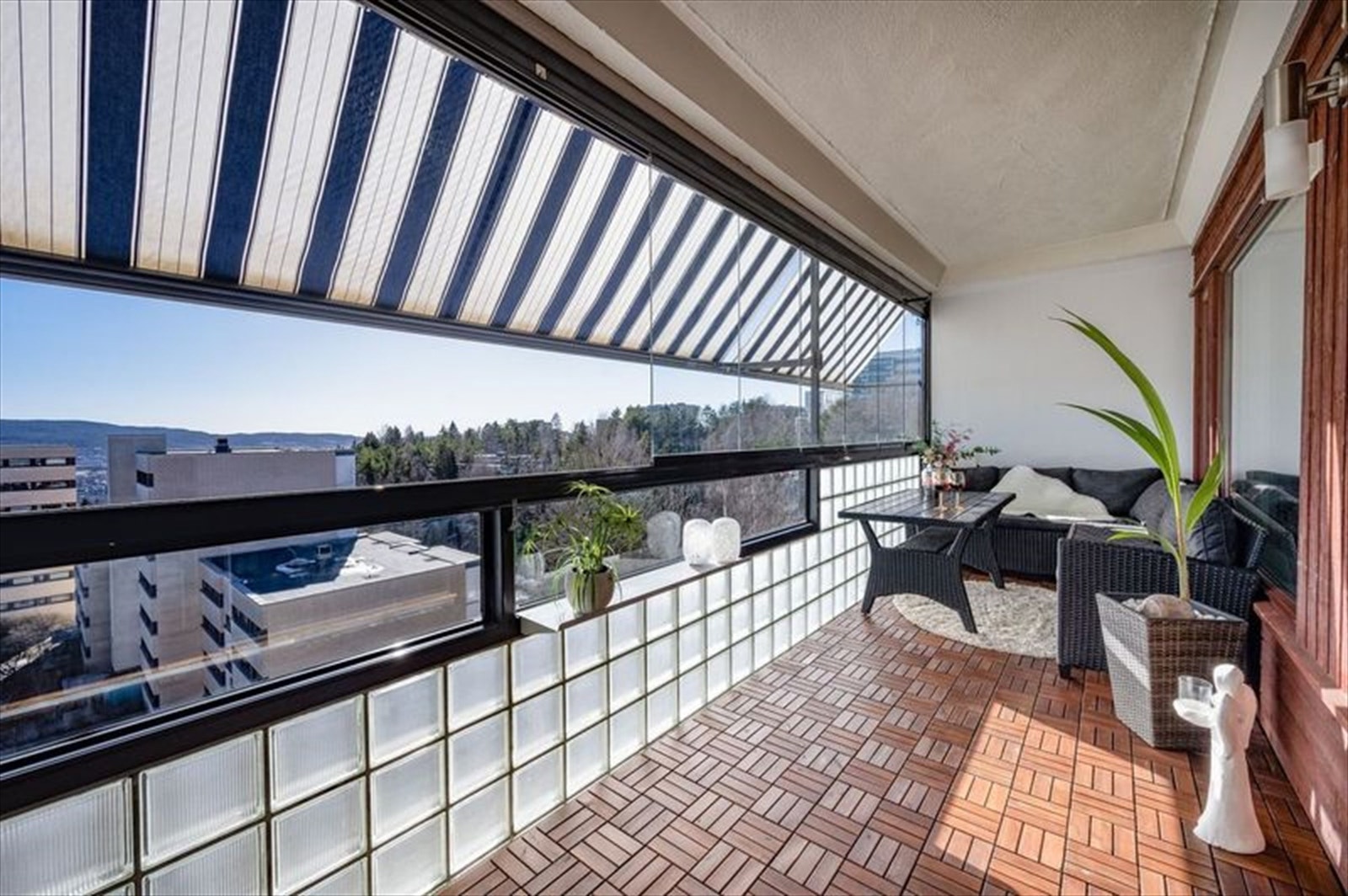 Balkongen har også en praktisk markise som skjermer for solen ved behov. Galleribilde