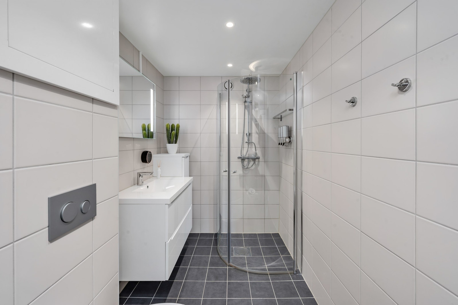 Videre har badet dusjhjørne og vegghengt klosett. Det er mekanisk ventilasjon på badet. Galleribilde