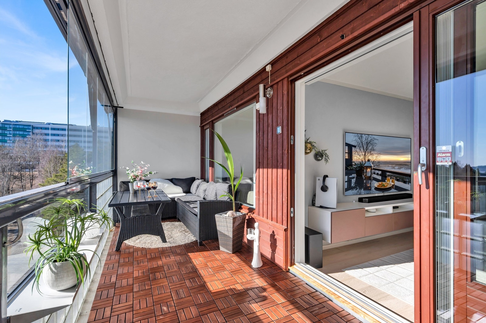 Fra stuen er det utgang til leilighetens sydvendte balkong på ca. 13 kvm. Galleribilde