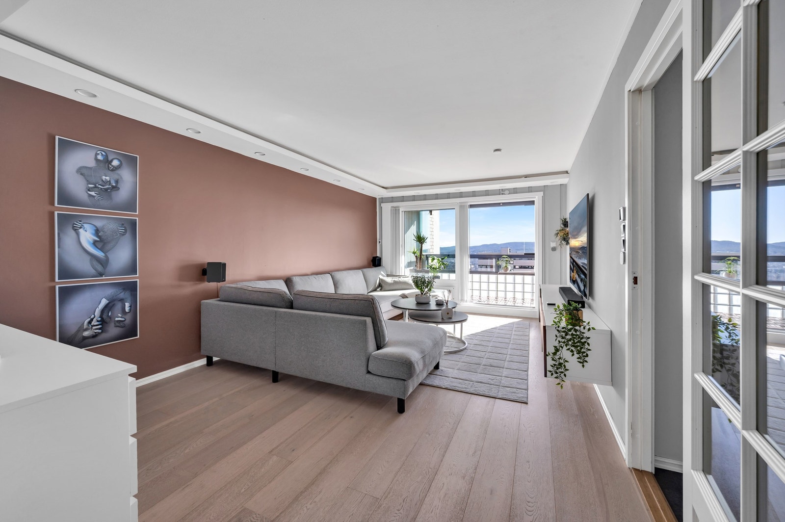 Her har du flott beliggenhet på Romsås i et populært boligområde. Kort vei til dagligvarebutikk, friareal, barnehage og skole, T-bane og buss. Galleribilde