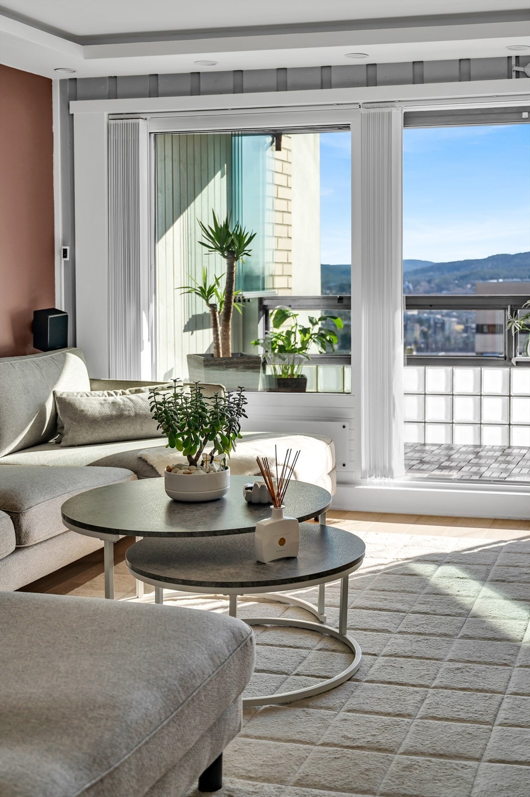 Stuen er romslig med god planløsning og kan enkelt innredes med en hyggelig sofagruppe med tilhørende sofabord og annet ønskelig stuemøblement. Galleribilde