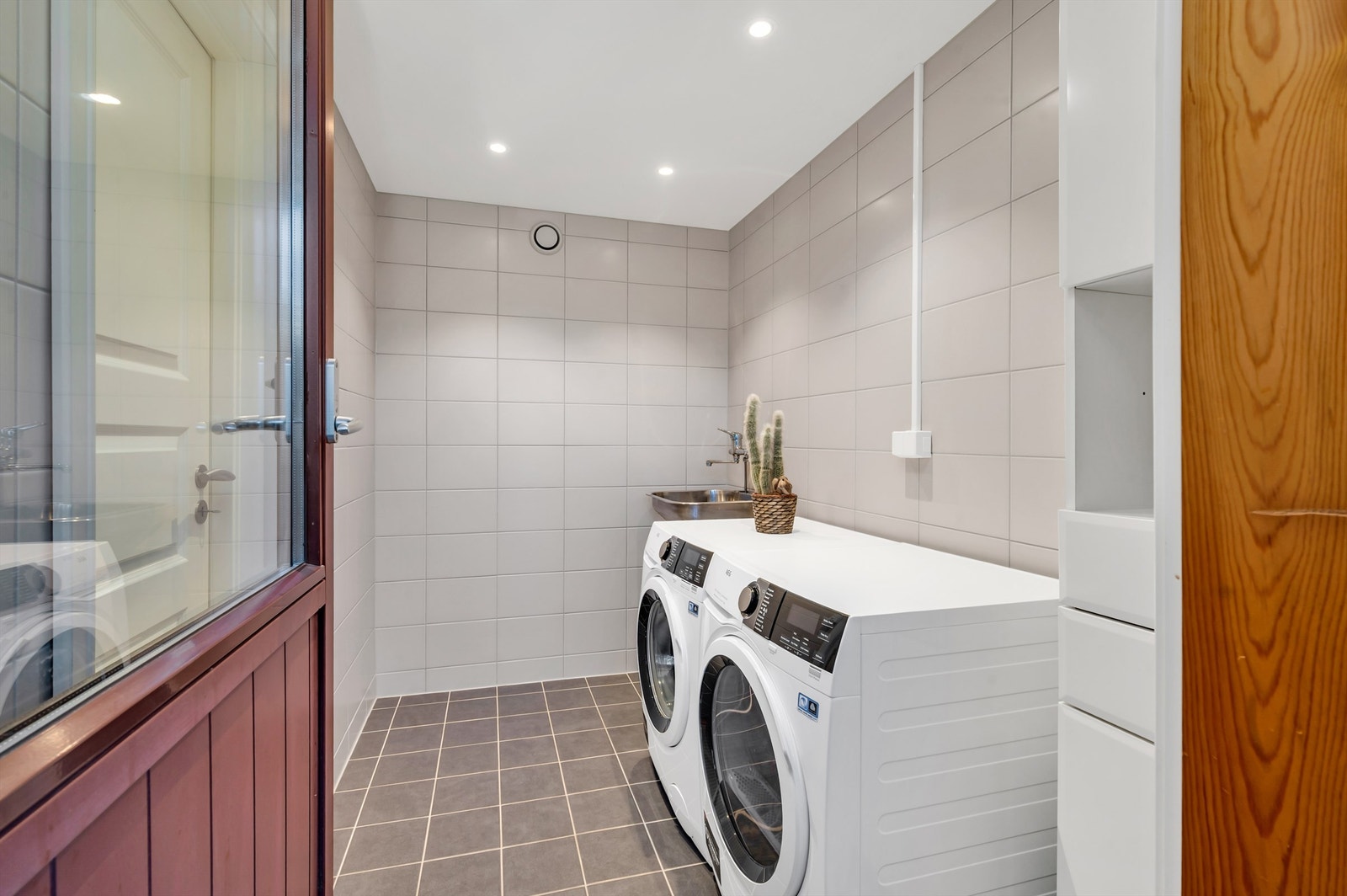 Boligen har også et praktisk vaskerom fra 2018 - enhver boligeiers drøm. Her får du muligheten til å rydde unna klær og annet. Vaskerommet er innredet med vask- og skyllekum. Her er det også opplegg for vaskemaskin. Galleribilde